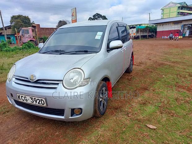 Toyota Sienta 1.5 FWD 2011 Silver