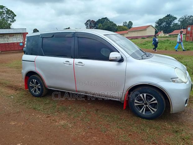 Toyota Sienta 1.5 FWD 2011 Silver
