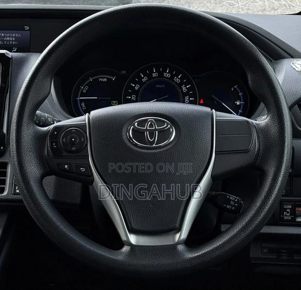 Toyota Noah 1.8 FWD Hybrid (7 seater) 2019 Brown