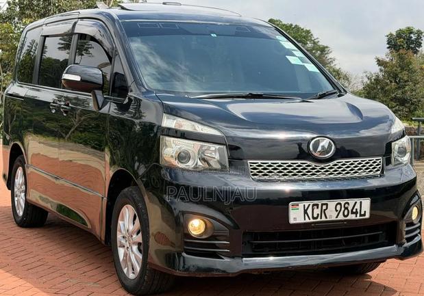 Toyota Voxy 2011