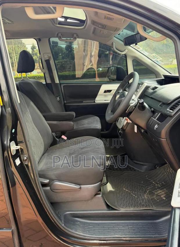 Toyota Voxy 2011