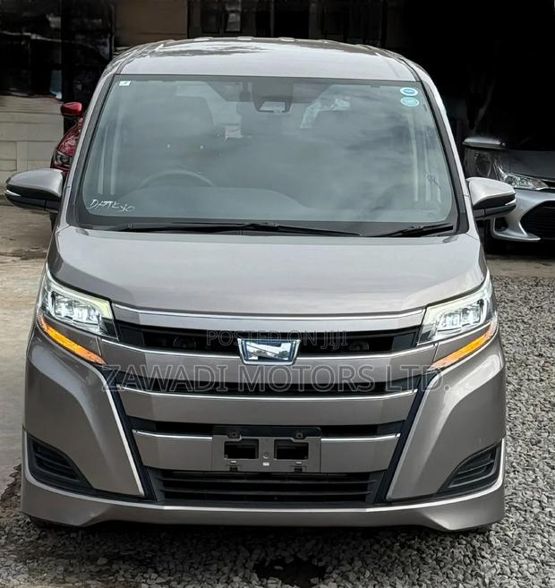 Toyota Noah 1.8 FWD Hybrid (7 seater) 2019 Gray