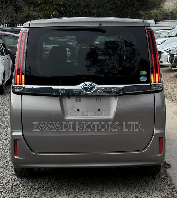 Toyota Noah 1.8 FWD Hybrid (7 seater) 2019 Gray