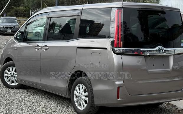 Toyota Noah 1.8 FWD Hybrid (7 seater) 2019 Gray