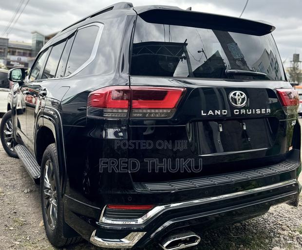 Toyota Land Cruiser LC300 2023 Black