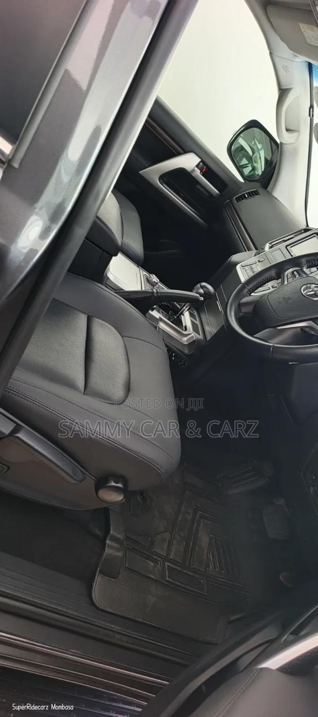 Toyota Land Cruiser 4.6 V8 ZX 2019 Gray