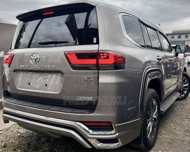 Toyota Land Cruiser LC300 2023 Gray