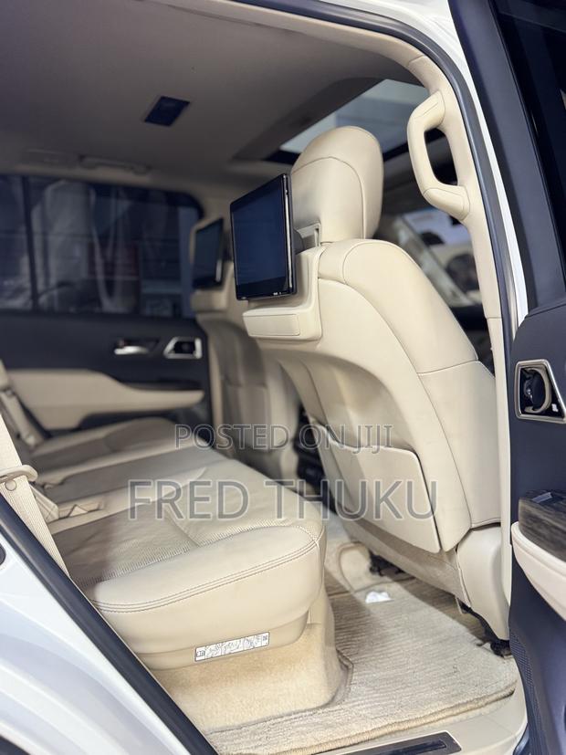 Toyota Land Cruiser LC300 2023 White