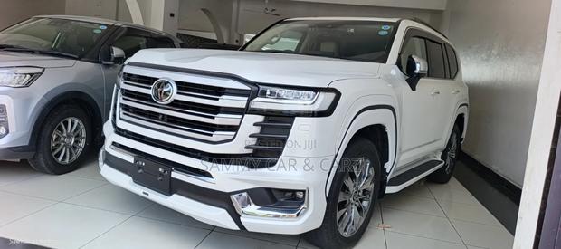 Toyota Land Cruiser LC300 2023 White