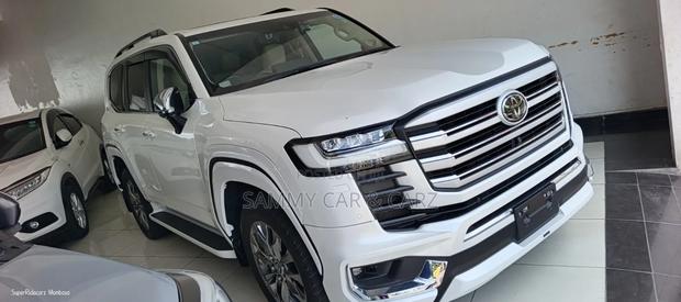 Toyota Land Cruiser LC300 2023 White