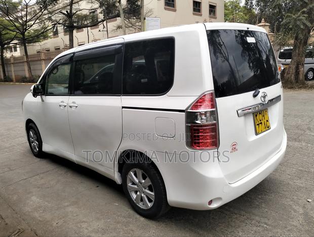 Toyota Noah 2009 White