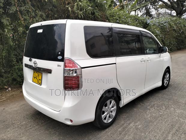 Toyota Noah 2009 White