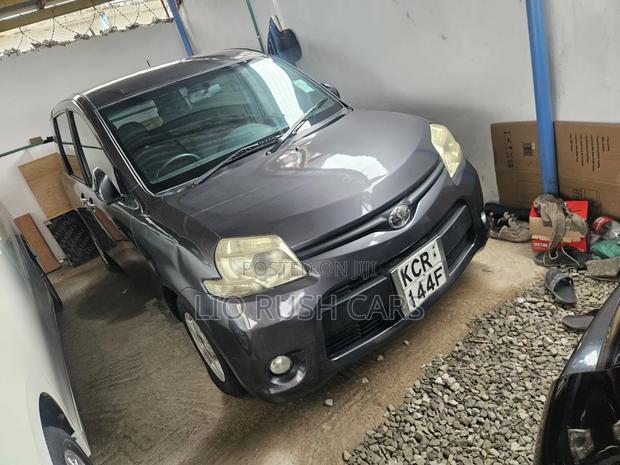 Toyota Sienta 2011 Gray