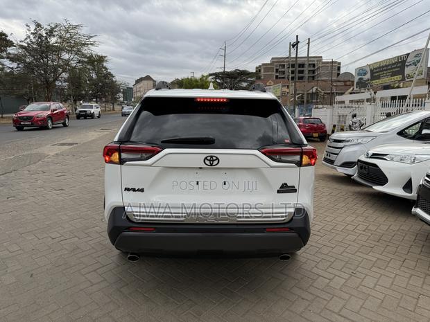 Toyota RAV4 Adventure 2021 White
