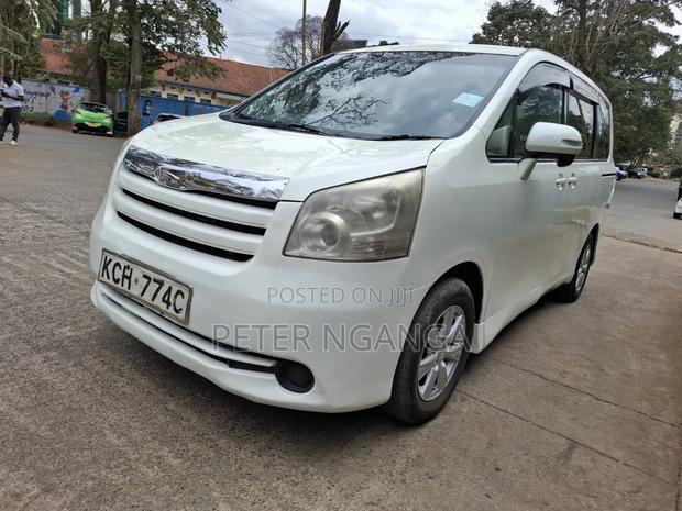 Toyota Noah 2.0 158hp FWD (8 Seater) 2009 White