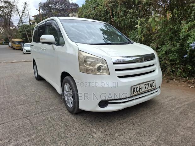Toyota Noah 2.0 158hp FWD (8 Seater) 2009 White