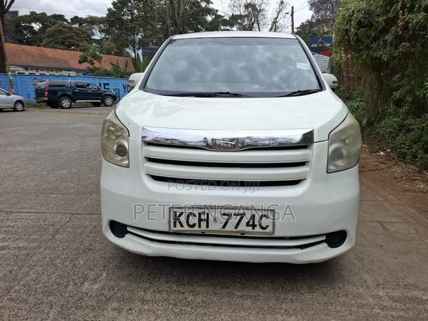 Toyota Noah 2.0 158hp FWD (8 Seater) 2009 White