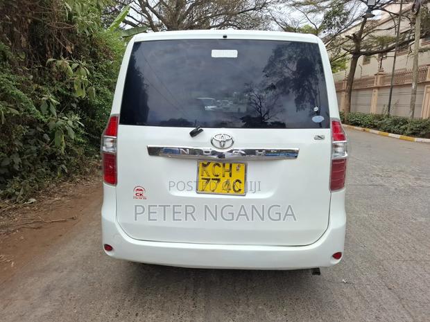 Toyota Noah 2.0 158hp FWD (8 Seater) 2009 White
