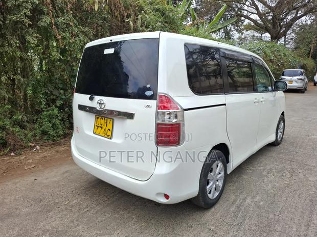 Toyota Noah 2.0 158hp FWD (8 Seater) 2009 White