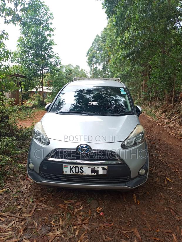 Toyota Sienta 1.5 Hybrid FWD 2018 Silver