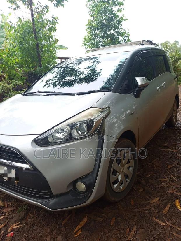 Toyota Sienta 1.5 Hybrid FWD 2018 Silver