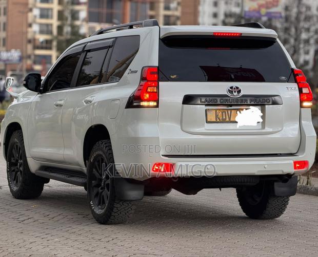Toyota Land Cruiser Prado 2.8 2023 White