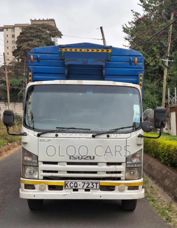 Isuzu ELF Truck 2013 Blue