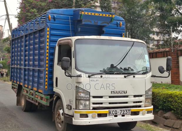 Isuzu ELF Truck 2013 Blue