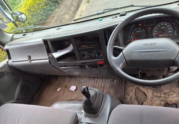 Isuzu ELF Truck 2013 Blue
