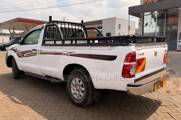 Toyota Hilux 2006 White