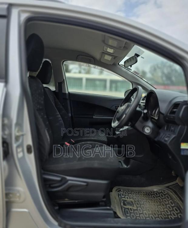 Toyota Ractis 1.5 FWD 2013 Silver