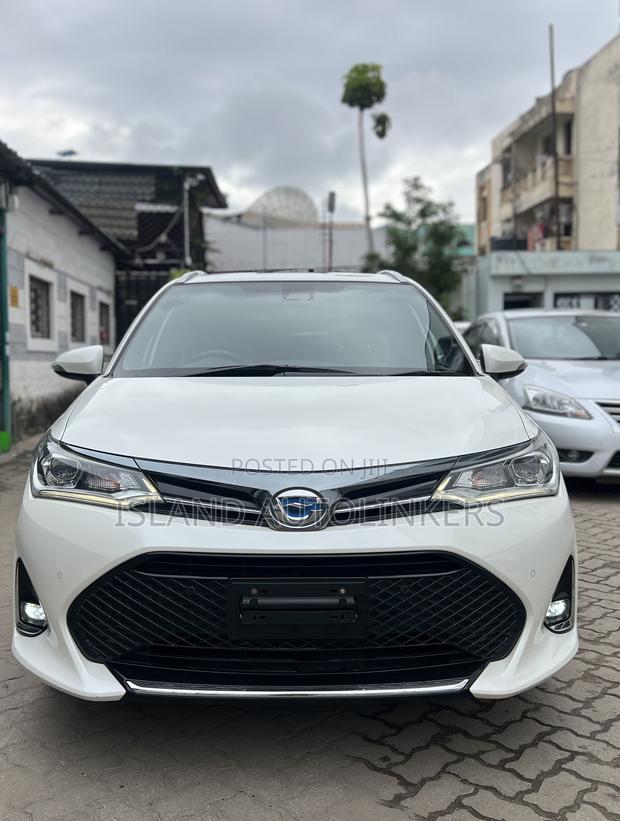 Toyota Corolla Fielder 1.5 Hybrid FWD 2019 White