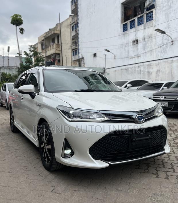 Toyota Corolla Fielder 1.5 Hybrid FWD 2019 White
