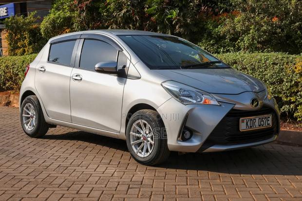 Toyota Vitz 2017 Silver