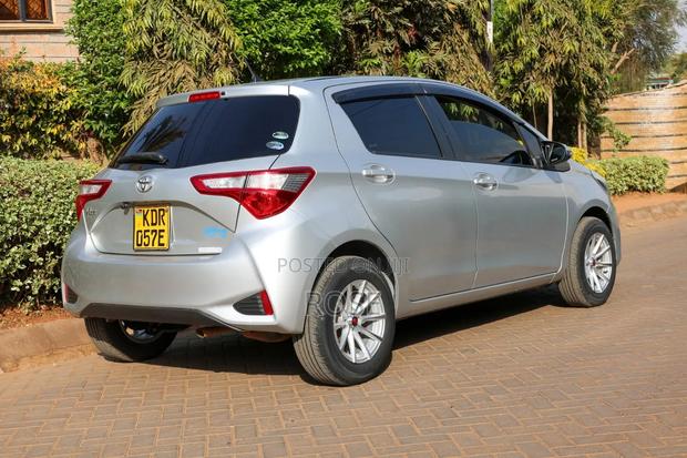 Toyota Vitz 2017 Silver