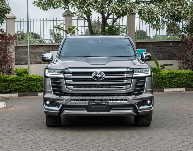 Toyota Land Cruiser LC300 2023 Silver
