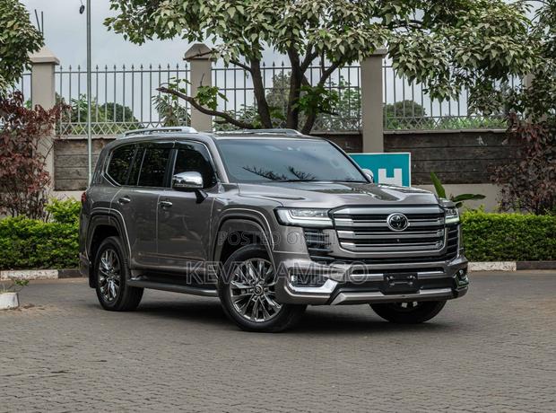 Toyota Land Cruiser LC300 2023 Silver