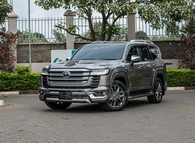 Toyota Land Cruiser LC300 2023 Silver