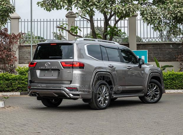 Toyota Land Cruiser LC300 2023 Silver