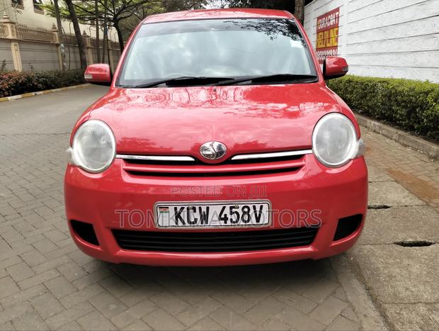 Toyota Sienta 2012 Red