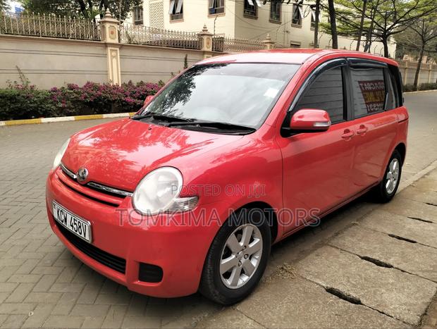 Toyota Sienta 2012 Red