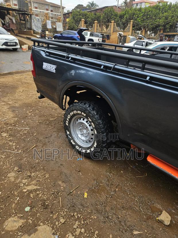 Isuzu D-MAX 2011 Gray