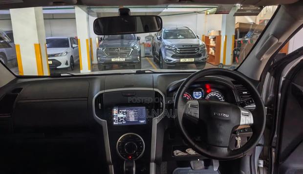 Isuzu MU-X 2020