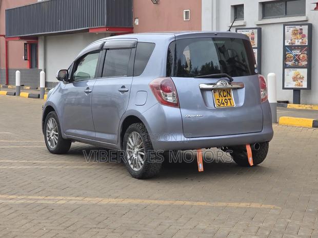 Toyota Ractis 2010
