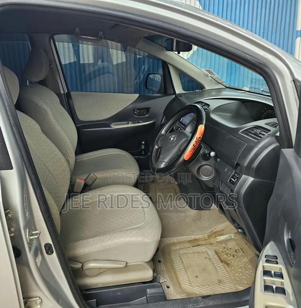Toyota Ractis 1.3 FWD 2006 Silver