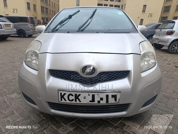 Toyota Vitz 2010 Silver