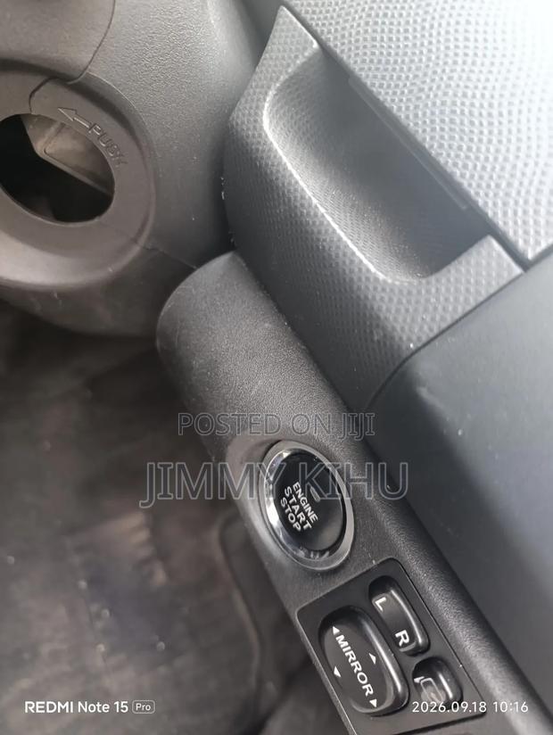 Toyota Vitz 2010 Silver