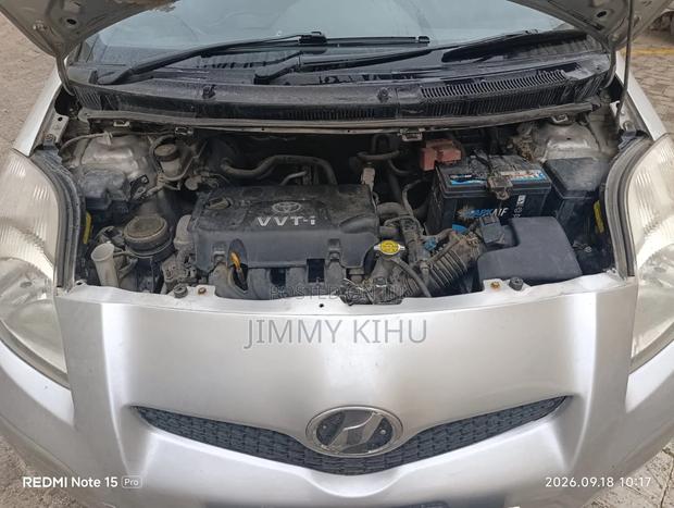 Toyota Vitz 2010 Silver
