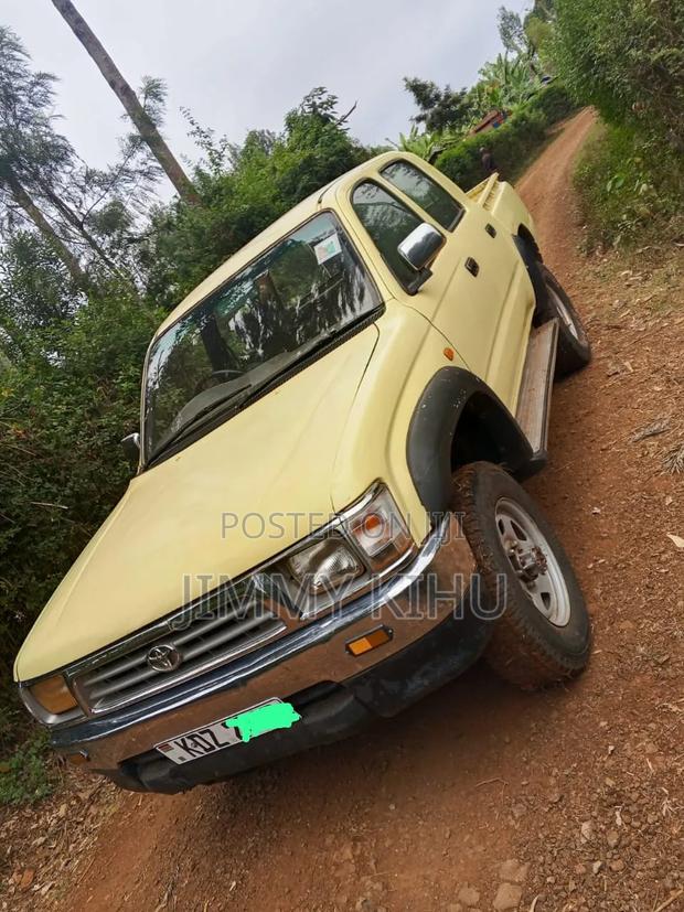 Toyota Hilux 2004 Yellow