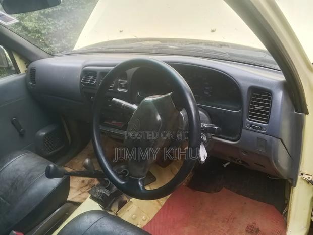 Toyota Hilux 2004 Yellow